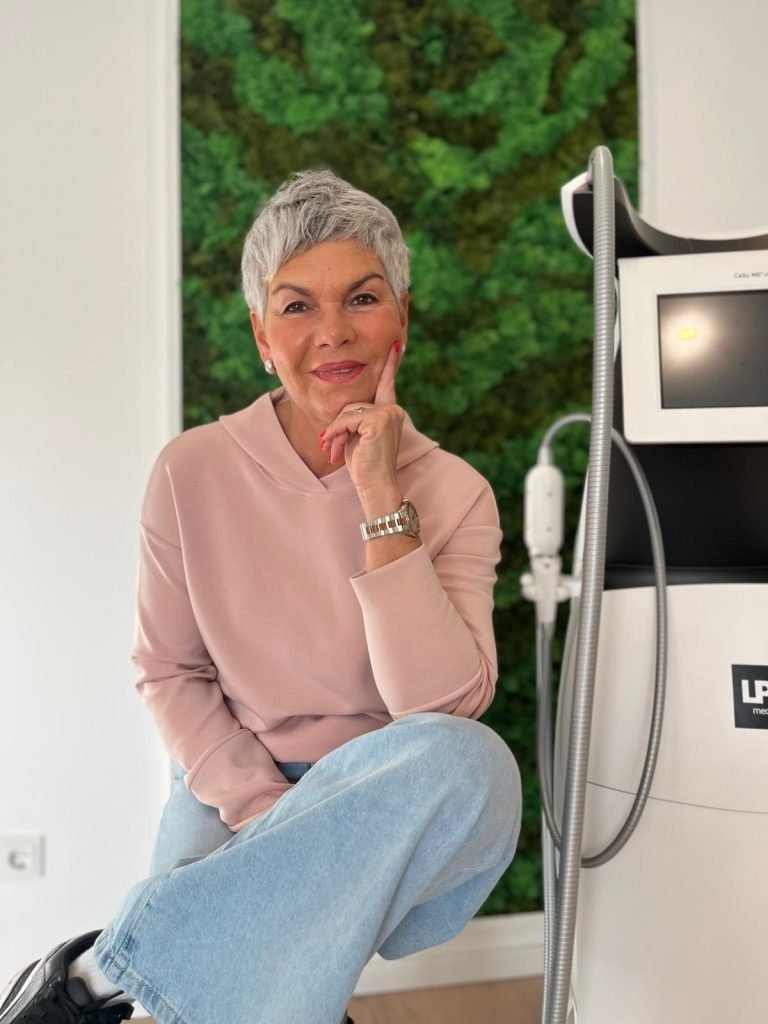 Angela Augello Foto sitzend