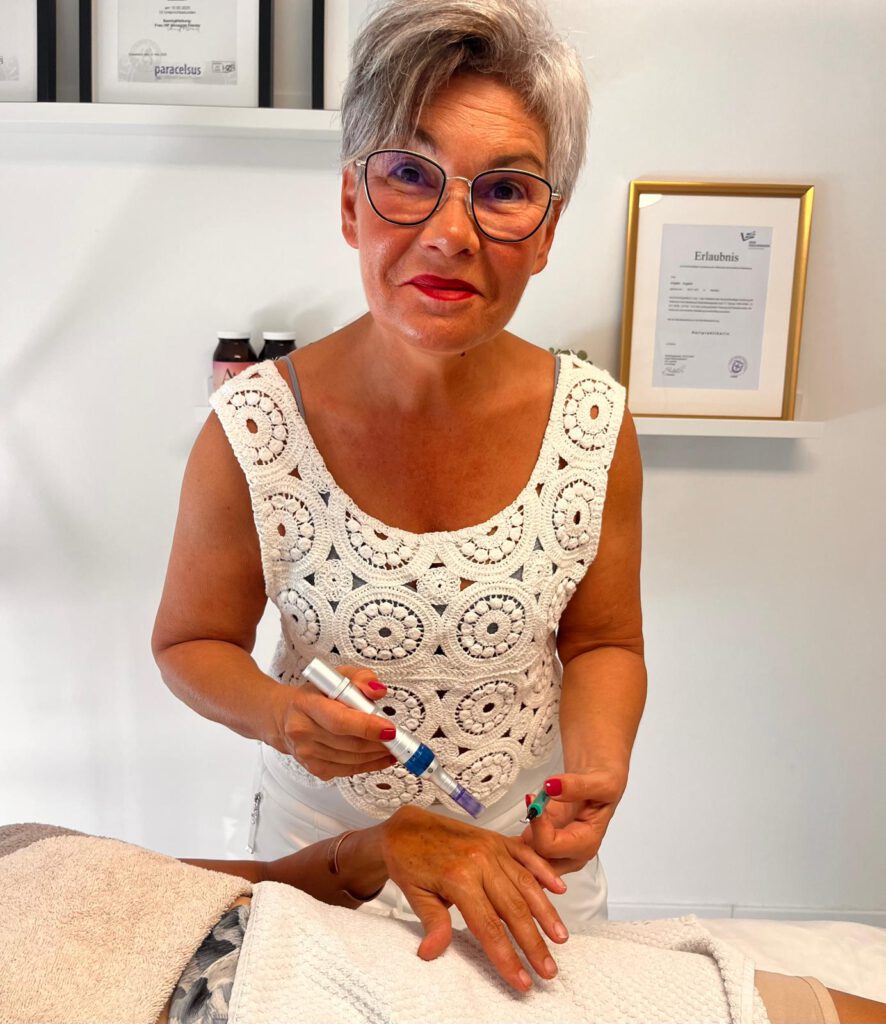 Heilpraktikerin Angela Augello mit Mesotherapie-Pen in ihrer Naturheilpraxis in Lünen
